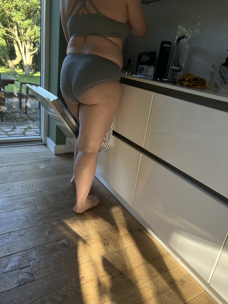 Red_haired_mum's tweet photo. Guten Morgen. ☕️🤍
Der Kaffee läuft schon… jetzt muss ich nur noch richtig wach werden. 😄
Seid ihr morgens direkt fit oder braucht ihr auch erst einen Kaffee?
#Rothaarig #Curvy #GutenMorgen #Alltag https://t.co/9f4gAnrqmg
