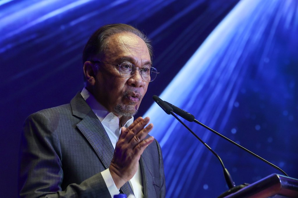 fahmi_fadzil's tweet photo. Hari ini saya menghadiri majlis pelancaran AI Malaysia Berhad, yang turut menyaksikan YAB Perdana Menteri, Datuk Seri Anwar Ibrahim mengumumkan pelaksanaan program AI Untuk Rakyat bagi memperkasa kefahaman dan penggunaan teknologi kecerdasan buatan (AI), khususnya dalam kalangan belia.

Menerusi inisiatif ini, seramai 100,000 belia akan menerima akses percuma kepada perisian AI bermula 31 Ogos, sebagai usaha memperluas penguasaan kemahiran digital dan mempersiapkan generasi muda menghadapi ekonomi masa depan.

Kementerian Komunikasi komited untuk menyokong agenda nasional ini dengan terus memperkukuh infrastruktur komunikasi negara agar teknologi dan aplikasi AI dapat dimanfaatkan secara lebih meluas.

Pada masa yang sama, @komunikasi_gov akan memperhebat usaha meningkatkan kesedaran awam serta menggalakkan penggunaan AI yang selamat, beretika dan bertanggungjawab.

#MalaysiaMADANI
#YakinMADANI
