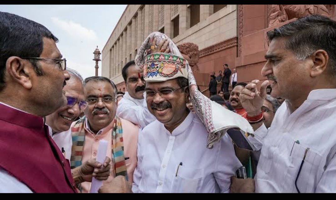 Manish90Singh's tweet photo. धर्मेंद्र प्रधान भ्रष्टाचार और भारत की बर्बाद education system के प्रतीक हैं ,उसी system ने 26 बच्चों की जान ली, और लाखों युवाओं को सड़कों पर उतरने को मजबूर किया इस्तीफ़ा भी नैतिकता से नहीं - युवाओं के आक्रोश से डरकर देना पड़ा। और आज उसी व्यक्ति को संसद में BJP माला पहना रही है https://t.co/9Bp2yTHLA8