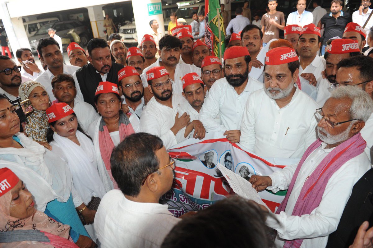 samajwadiparty's tweet photo. समाजवादी पार्टी, उत्तर प्रदेश
19, विक्रमादित्य मार्ग, लखनऊ
प्रकाशन/प्रसारण हेतु- 
दिनांकः 28.07.2026 
    समाजवादी पार्टी के राष्ट्रीय अध्यक्ष व पूर्व मुख्यमंत्री श्री अखिलेश यादव के निर्देश पर समाजवादी अल्पसंख्यक सभा ने समाजवादी पार्टी की सरकार में मोहम्मद आजम खान साहब द्वारा बनाई गई मोहम्मद अली जौहर यूनिवर्सिटी की इमारतों के ध्वस्तीकरण के आदेश की कार्रवाई पर तत्काल रोक लगाने की मांग को लेकर जिलाधिकारी के माध्यम से महामहिम राज्यपाल उत्तर प्रदेश के नाम ज्ञापन सौंपा। राजधानी लखनऊ में समाजवादी अल्पसंख्यक सभा के प्रदेश अध्यक्ष श्री शकील नदवी की अगुवाई में जिलाधिकारी के माध्यम से महामहिम राज्यपाल के नाम ज्ञापन भेजा गया।
इस मौके पर समाजवादी पार्टी अल्पसंख्यक सभा के प्रदेश अध्यक्ष श्री शकील नदवी ने कहा कि मोहम्मद अली जौहर यूनिवर्सिटी की इमारतों को ध्वस्त करने का आदेष महज एक प्रशासनिक कार्रवाई नहीं है, बल्कि इसका सीधा असर हजारों छात्र-छात्राओं के भविष्य पर पड़ेगा। जौहर यूनिवर्सिटी में हजारों छात्र-छात्राएं शिक्षा हासिल कर रहे हैं और यह संस्थान उनके भविष्य को संवारने का काम कर रहा है।
    श्री शकील नदवी ने कहा कि बीजेपी सरकार शैक्षिक संस्थानों को मजबूत करने के बजाय उन्हें निशाना बनाने का काम कर रही है। देश भर में बड़ी संख्या में स्कूलों के बंद होने का हवाला देते हुए उन्होंने कहा कि शैक्षिक संस्थानों को बंद करना और यूनिवर्सिटियों को ध्वस्त करने की कार्रवाई बीजेपी की शिक्षा विरोधी मानसिकता को जाहिर करता है। पर कार्रवाई पूरी तरह अलोकतांत्रिक, शिक्षा विरोधी और इंसानियत के खिलाफ है। 
श्री नदवी ने कहा कि जौहर यूनिवर्सिटी को बचाने की लड़ाई किसी एक व्यक्ति या एक संस्थान की लड़ाई नहीं है, बल्कि यह शिक्षा, छात्रों के भविष्य और लोकतांत्रिक अधिकारों की सुरक्षा की लड़ाई है। समाजवादी पार्टी इस लड़ाई को पूरी मजबूती के साथ आगे बढ़ाएगी। 
इस मौके पर सर्वश्री जयसिंह जयंत जिलाध्यक्ष, शब्बीर अहमद खान जिला महासचिव, शाह आलम, मोहम्मद अकरम सिद्दीकी, मोहम्मद अमान हसन खान, मोहम्मद अकील खान, एडवोकेट जीतू यादव, शबनम खान, सलमा बानो, फारूक जहां, एडवोकेट नवाब खान, नदीम बुखारी, हसीन अख्तर, मुशीर अहमद, असलम, लुकमान मंसूरी, बदरुल हसन, जावेद अली, रवि मर्सी, डॉक्टर वजहुल खान, एडवोकेट अराफात, मोहम्मद हारुन, मुनव्वर कुरैशी, अनवर अंसारी, एडवोकेट जुनैद, एडवोकेट रईस अहमद, एडवोकेट एजाज, अकरम और बबलू, इब्राहिम मंसूरी, जी० एच० जैदी, शौकत अली, रिजवान प्रधान, अंजनी प्रकाश यादव, रामनाथ रावत, शिवम यादव गोलू, मनोज कुमार यादव, कमर जहां, लता, अफसर जहां, हसीन गाजी, मोहम्मद आमिर, अताउररहमान, सुफियान, मोहम्मद अकील, मोहम्मद लाइक, मोहम्मद सईद, शोएब चौधरी, मोहम्मद इरफान, इरफान, अफरोज, शिबू, अब्दुल बारी, भैया भाई, फैसल अंसारी, नसीम अंसारी, अमन अली, सैफ अब्बास सहित काफी तादाद में लोग मौजूद रहे। 
        (राजेन्द्र चौधरी)
          मुख्य प्रवक्ता