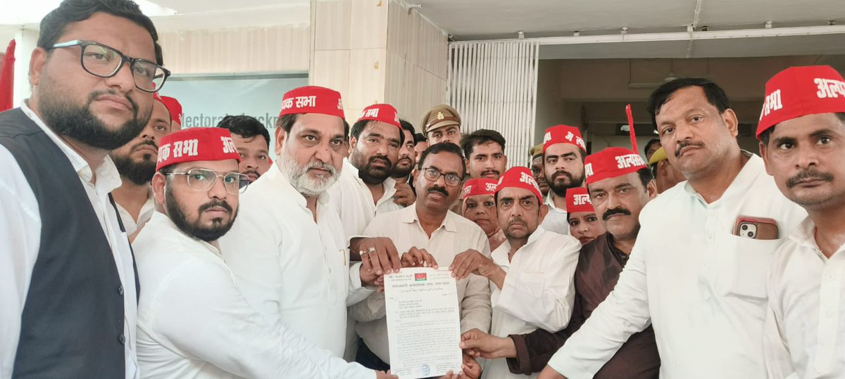 samajwadiparty's tweet photo. समाजवादी पार्टी, उत्तर प्रदेश
19, विक्रमादित्य मार्ग, लखनऊ
प्रकाशन/प्रसारण हेतु- 
दिनांकः 28.07.2026 
    समाजवादी पार्टी के राष्ट्रीय अध्यक्ष व पूर्व मुख्यमंत्री श्री अखिलेश यादव के निर्देश पर समाजवादी अल्पसंख्यक सभा ने समाजवादी पार्टी की सरकार में मोहम्मद आजम खान साहब द्वारा बनाई गई मोहम्मद अली जौहर यूनिवर्सिटी की इमारतों के ध्वस्तीकरण के आदेश की कार्रवाई पर तत्काल रोक लगाने की मांग को लेकर जिलाधिकारी के माध्यम से महामहिम राज्यपाल उत्तर प्रदेश के नाम ज्ञापन सौंपा। राजधानी लखनऊ में समाजवादी अल्पसंख्यक सभा के प्रदेश अध्यक्ष श्री शकील नदवी की अगुवाई में जिलाधिकारी के माध्यम से महामहिम राज्यपाल के नाम ज्ञापन भेजा गया।
इस मौके पर समाजवादी पार्टी अल्पसंख्यक सभा के प्रदेश अध्यक्ष श्री शकील नदवी ने कहा कि मोहम्मद अली जौहर यूनिवर्सिटी की इमारतों को ध्वस्त करने का आदेष महज एक प्रशासनिक कार्रवाई नहीं है, बल्कि इसका सीधा असर हजारों छात्र-छात्राओं के भविष्य पर पड़ेगा। जौहर यूनिवर्सिटी में हजारों छात्र-छात्राएं शिक्षा हासिल कर रहे हैं और यह संस्थान उनके भविष्य को संवारने का काम कर रहा है।
    श्री शकील नदवी ने कहा कि बीजेपी सरकार शैक्षिक संस्थानों को मजबूत करने के बजाय उन्हें निशाना बनाने का काम कर रही है। देश भर में बड़ी संख्या में स्कूलों के बंद होने का हवाला देते हुए उन्होंने कहा कि शैक्षिक संस्थानों को बंद करना और यूनिवर्सिटियों को ध्वस्त करने की कार्रवाई बीजेपी की शिक्षा विरोधी मानसिकता को जाहिर करता है। पर कार्रवाई पूरी तरह अलोकतांत्रिक, शिक्षा विरोधी और इंसानियत के खिलाफ है। 
श्री नदवी ने कहा कि जौहर यूनिवर्सिटी को बचाने की लड़ाई किसी एक व्यक्ति या एक संस्थान की लड़ाई नहीं है, बल्कि यह शिक्षा, छात्रों के भविष्य और लोकतांत्रिक अधिकारों की सुरक्षा की लड़ाई है। समाजवादी पार्टी इस लड़ाई को पूरी मजबूती के साथ आगे बढ़ाएगी। 
इस मौके पर सर्वश्री जयसिंह जयंत जिलाध्यक्ष, शब्बीर अहमद खान जिला महासचिव, शाह आलम, मोहम्मद अकरम सिद्दीकी, मोहम्मद अमान हसन खान, मोहम्मद अकील खान, एडवोकेट जीतू यादव, शबनम खान, सलमा बानो, फारूक जहां, एडवोकेट नवाब खान, नदीम बुखारी, हसीन अख्तर, मुशीर अहमद, असलम, लुकमान मंसूरी, बदरुल हसन, जावेद अली, रवि मर्सी, डॉक्टर वजहुल खान, एडवोकेट अराफात, मोहम्मद हारुन, मुनव्वर कुरैशी, अनवर अंसारी, एडवोकेट जुनैद, एडवोकेट रईस अहमद, एडवोकेट एजाज, अकरम और बबलू, इब्राहिम मंसूरी, जी० एच० जैदी, शौकत अली, रिजवान प्रधान, अंजनी प्रकाश यादव, रामनाथ रावत, शिवम यादव गोलू, मनोज कुमार यादव, कमर जहां, लता, अफसर जहां, हसीन गाजी, मोहम्मद आमिर, अताउररहमान, सुफियान, मोहम्मद अकील, मोहम्मद लाइक, मोहम्मद सईद, शोएब चौधरी, मोहम्मद इरफान, इरफान, अफरोज, शिबू, अब्दुल बारी, भैया भाई, फैसल अंसारी, नसीम अंसारी, अमन अली, सैफ अब्बास सहित काफी तादाद में लोग मौजूद रहे। 
        (राजेन्द्र चौधरी)
          मुख्य प्रवक्ता