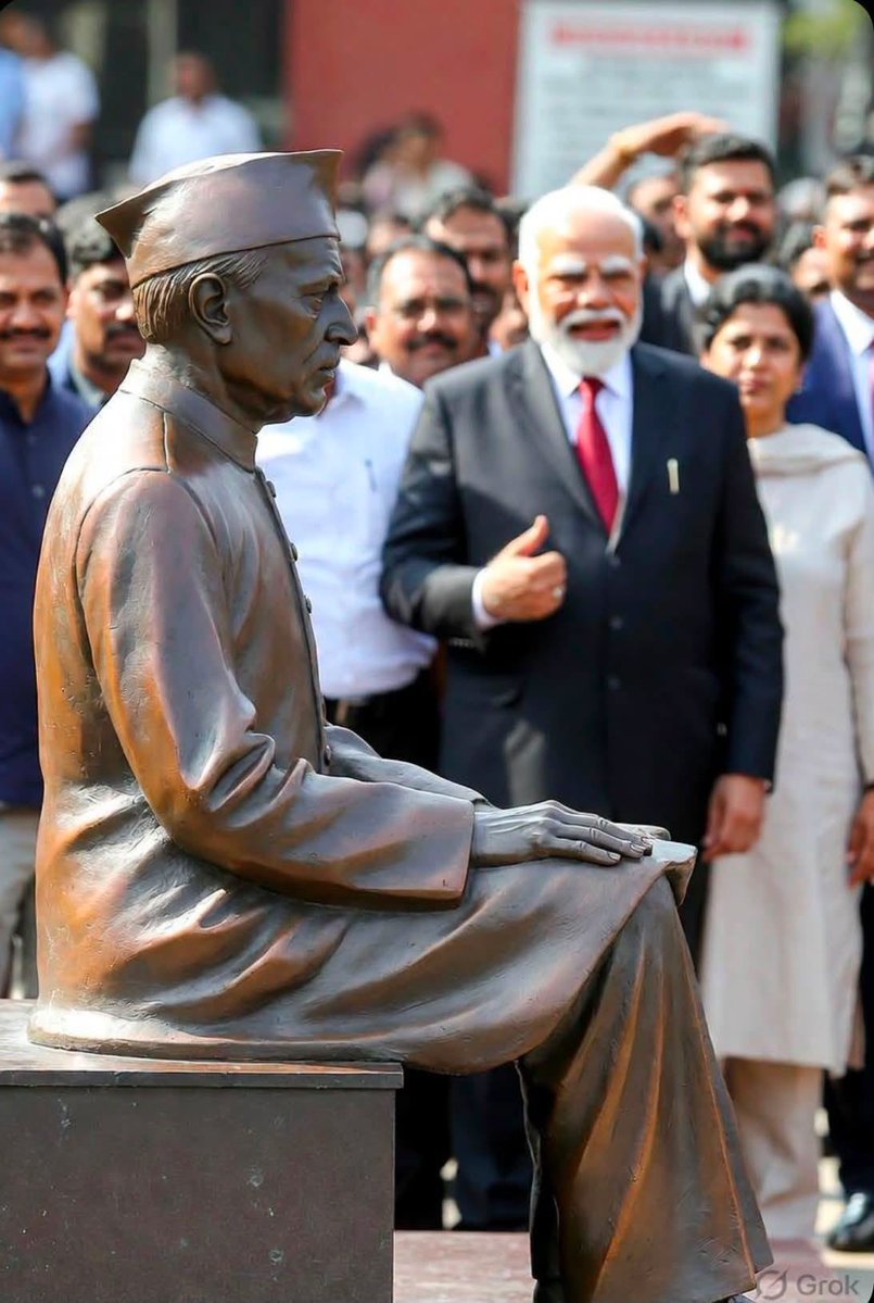 AjayShuklaIN's tweet photo. बढ़प्पन और जिम्मेदारी! 

बात तब की है जब पंडित जवाहरलाल नेहरू जी प्रधानमंत्री थे। हमारे गढ़वाल क्षेत्र में दीपा देवी नाम की एक साध्वी थीं । पहाड़ में तब तक शराब की इतनी पहुंच नहीं थी जितनी कि अब है । शराब के नाम पर टिंचरी सप्लाई होती ‌। जब इसने पहाड़ के हर आदमी को अपनी गिरफ्त में ले लिया तो गुस्साई साध्वी ने शराब की दुकानों में आग लगा दी। टिंचरी के ख़िलाफ़ इस आंदोलन के कारण साध्वी दीपा देवी का नाम टिंचरी माई पड़ गया। 

यह पौड़ी जिले की बात है । उसके बाद यही टिंचरी माई जब कोटद्वार भाबर में रह रही थीं तो वहां उन्होंने देखा कि सिगड्डी कृषि क्षेत्र में सिंचाई के लिए पर्याप्त पानी नहीं है। इस असुविधा के कारण लोगों की खेती बहुत प्रभावित हो रही थी। माई ने निश्चय किया कि वह दिल्ली जाएंगी और प्रधानमंत्री से बात करेंगी। बिना किसी लाव-लश्कर के वह पहुंच गई दिल्ली और वहां से फिर तीन मूर्ति भवन। 

एक दिन जब प्रधानमंत्री नेहरू तैयार होकर अपने कार्यालय के लिए निकल रहे थे तो टिंचरी माई दौड़ती हुई आई और उन्होंने प्रधानमंत्री का हाथ पकड़कर कहा कि 'बता खेती के लिए पानी देगा या नहीं देगा? कुछ दुस्साहस और कुछ बुखार के कारण टिंचरी माई का पूरा शरीर जल रहा था। नेहरू जी ने अपना हाथ छुड़ाकर उनका माथा छुआ और कहा कि आपको बुखार है हम पहले आपका इलाज करवाएंगे और उसके बाद पानी भी देंगे। तब ना नेहरू जी के हाथ में फोन था  ना टिंचरी माई के पास सोशल मीडिया में फेसबुक या इंस्टाग्राम जैसा अकाउंट, ना वहां कोई दूरदर्शनी कैमरा, फिर भी यह घटना इतिहास में दर्ज़ है। 
 
आज़ के समय में जब बिना कैमरे के मोदी जी मुंह दिखाई के लिए तैयार नहीं होते तब भी कोई एक ऐसी दिल छू जाने वाली वास्तविक तस्वीर नहीं दिखती जो पूर्व नियोजित न हो। रेडियो पर मन की बात चला देने से क्या हो जाएगा जबकि अपनी प्रशंसा के सिवा विरोध का एक भी स्वर आपके कानों तक नहीं पहुंच रहा है। नीट पेपर लीक के कारण जिन 19 परीक्षार्थियों ने खामोशी से मौत को गले लगा लिया उनके बारे में देश के प्रधान सेवक की चुप्पी बहुत निराशाजनक है, इसलिए जंतर-मंतर के बागियों ने पार्लियामेंट के डकैतों को भगाने के लिए जो नगाड़े बजाए हैं हम उसका स्वागत करते हैं। 
#मैंचुपरहूंगा 
साभार 
@TheNehruBlog  @_nehruvian @jnmfsm @INCHistory @HistoryCell