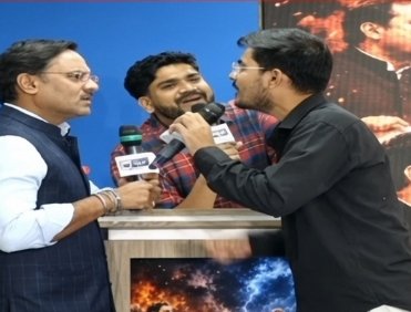 CourageousRo's tweet photo. Harsh Dubey, What a Man you are.🫡

This guy just destroyed the agendas of SC/ST representative by just one example.

He said : "You tell me where Sonam Wangchuk was admitted ?

SC/ST Guy: Medanta hospital 

Harsh dubey: No,He was admitted to Sufdarjung Hospital first but then shifted to Medanta, Why ?? Because they know that in Safdarjung there can be doctors with negative marks who may have got an MBBS degree from the reservation quota in front of their name but this is not the case in Medanta.

This guy is exposing these reservation merchants so badly. Harsh dubey, Take a Bow man.