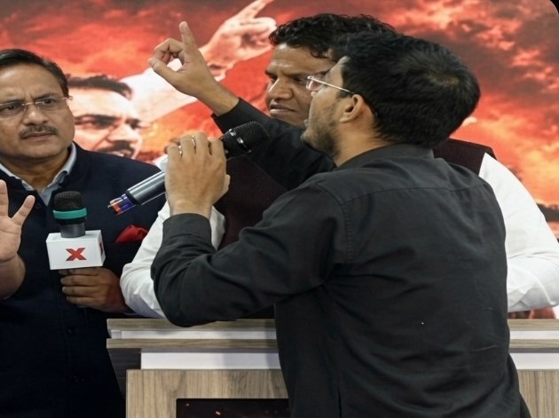 CourageousRo's tweet photo. Harsh Dubey, What a Man you are.🫡

This guy just destroyed the agendas of SC/ST representative by just one example.

He said : "You tell me where Sonam Wangchuk was admitted ?

SC/ST Guy: Medanta hospital 

Harsh dubey: No,He was admitted to Sufdarjung Hospital first but then shifted to Medanta, Why ?? Because they know that in Safdarjung there can be doctors with negative marks who may have got an MBBS degree from the reservation quota in front of their name but this is not the case in Medanta.

This guy is exposing these reservation merchants so badly. Harsh dubey, Take a Bow man.