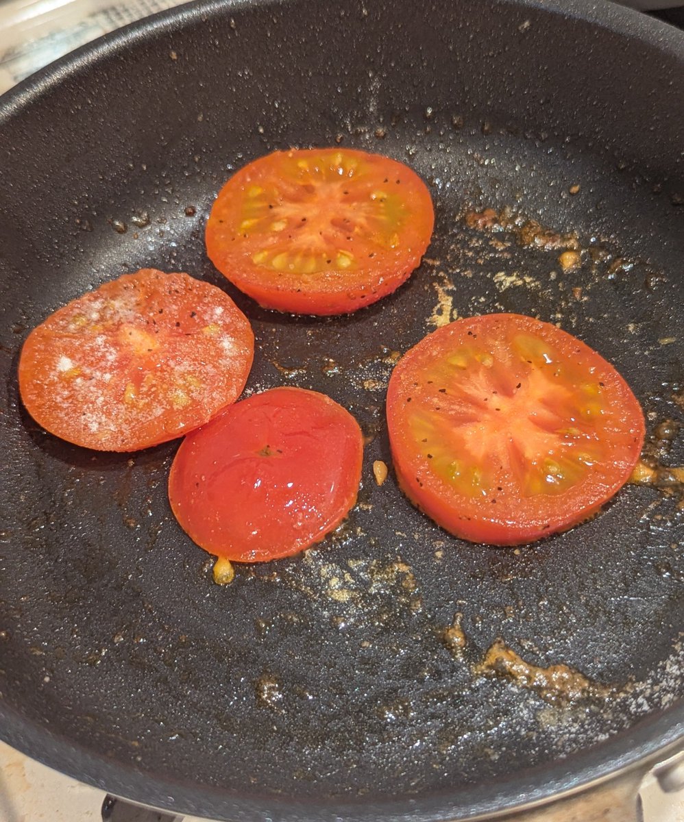 usato_ai's tweet photo. 小腹が空いたのでトマトのバター炒め作ってみた🍅 https://t.co/SkhM2Q67rR