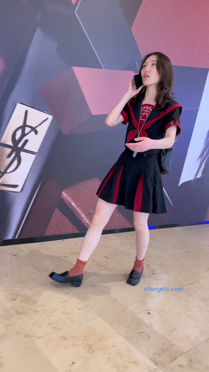 feoak8's tweet photo. #街拍 #制服 #丝袜 #美腿 #裙底 无内学生妹捂着裙子遮不住鲍鱼外露 https://t.co/GyPSYDzlcN