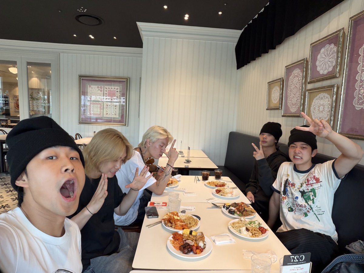 KKANBYEONGZ's tweet photo. 연습 째고 애슐리 먹으러 왔어요 종종 일탈해줘야돼요
#KBZ
#깐병 https://t.co/yaekrg7yyJ