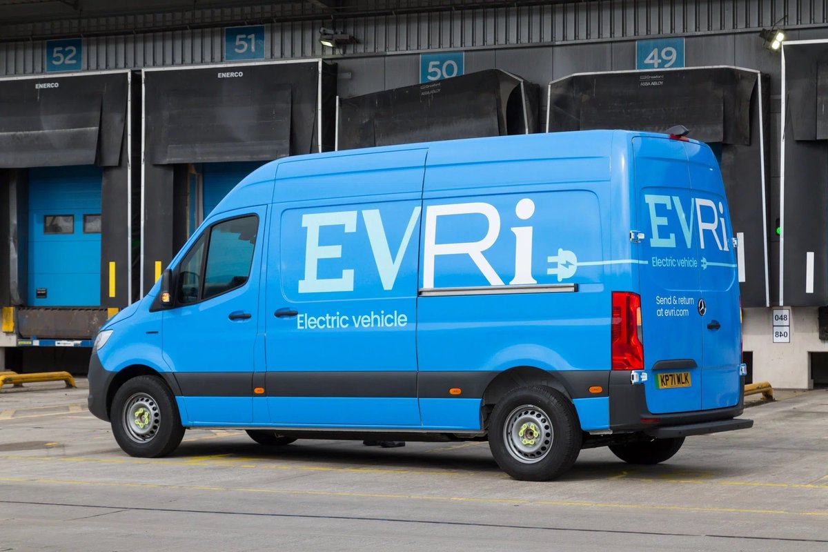 EvriUkDesk's tweet photo. New day.
New routes.
Thousands of parcels moving across the UK.
Let’s deliver. 🚚 @Evri_Courier_
#DeliveryUk #EvriUk #CourierUk #ShippingUk 
#evri https://t.co/HdRxYul7bC
