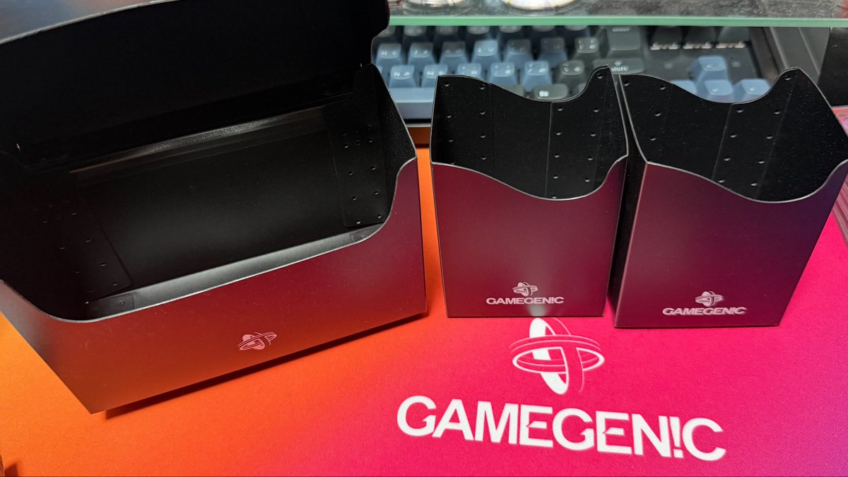 Poniponix50's tweet photo. Gamegen!c ダブルデッキホルダー 160+
縦入れで80枚入るケースが2つ内蔵
1つのケースにアウターがやや厚めの3重だと55枚程。
同スケールの200+と比べるとスマートでこっちの方が取り回しが良さそう

#Gamegenic #Asmodee https://t.co/WgEcBsHoYS