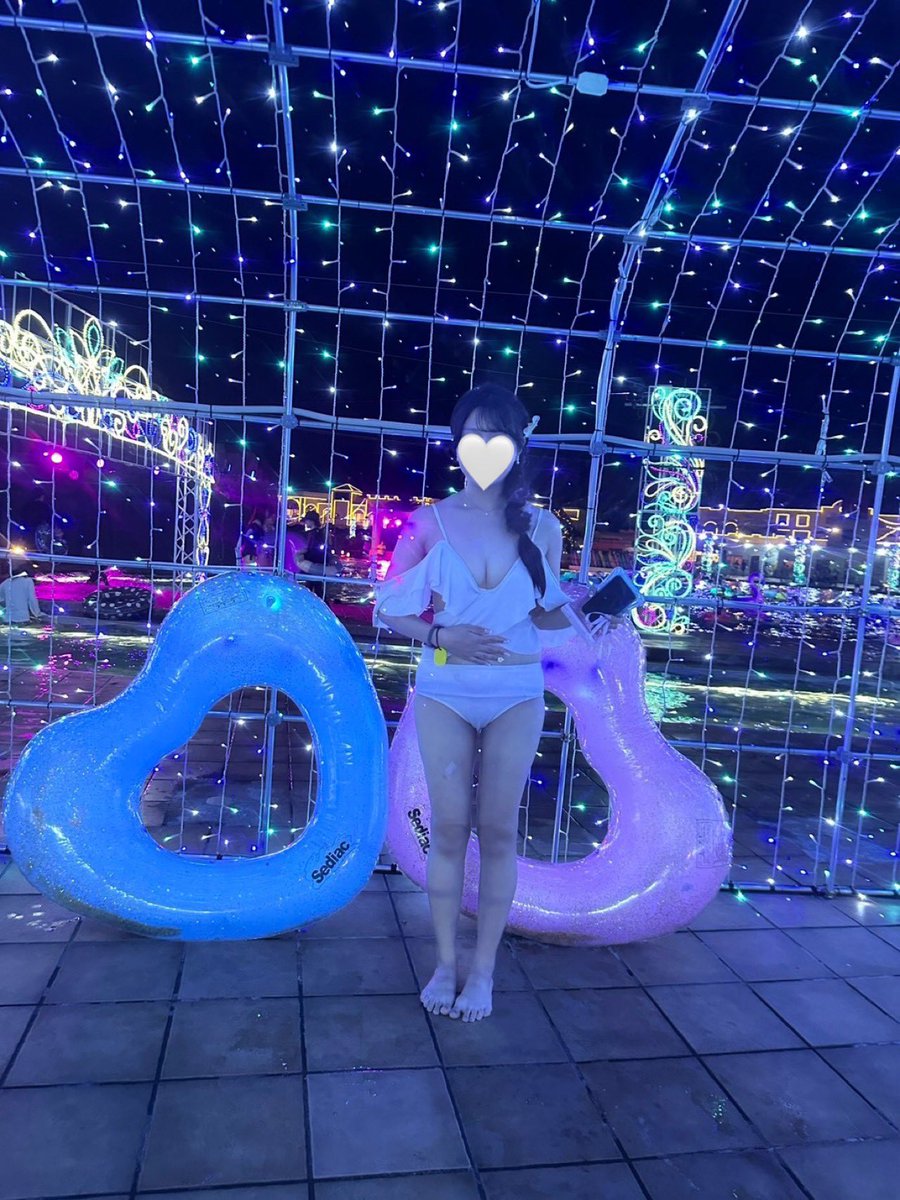 pitapitatapioka's tweet photo. 脂肪吸引、脂肪豊胸後初めての夏！
両方がよりやりがいを感じる時期♪

ナイトプールでヌーブラいれなくてもよくなったのはっぴー！！🫶🏻
脚は裸足なのでよりリアルな写真です！
前髪命な私、前髪崩れなくて嬉しい笑 https://t.co/Yn2m7qQZ9H