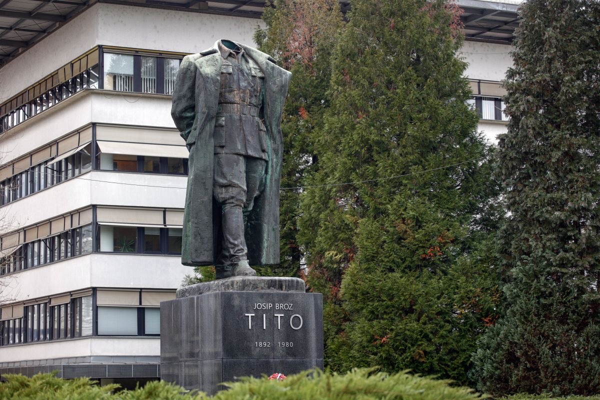 BrenceNejc's tweet photo. Slovenija, 21. stoletje. Uničenje slovenske zastave ter simbolično odrezanje od komunistične zgodovine, ki je Slovence mnogo stala. Nekaj je bilo za nagrado, drugo pa za kazenski pregon.

Zdaj pa se vprašajmo, če je v naši državi vse ok … https://t.co/Rr4fmeb0HX