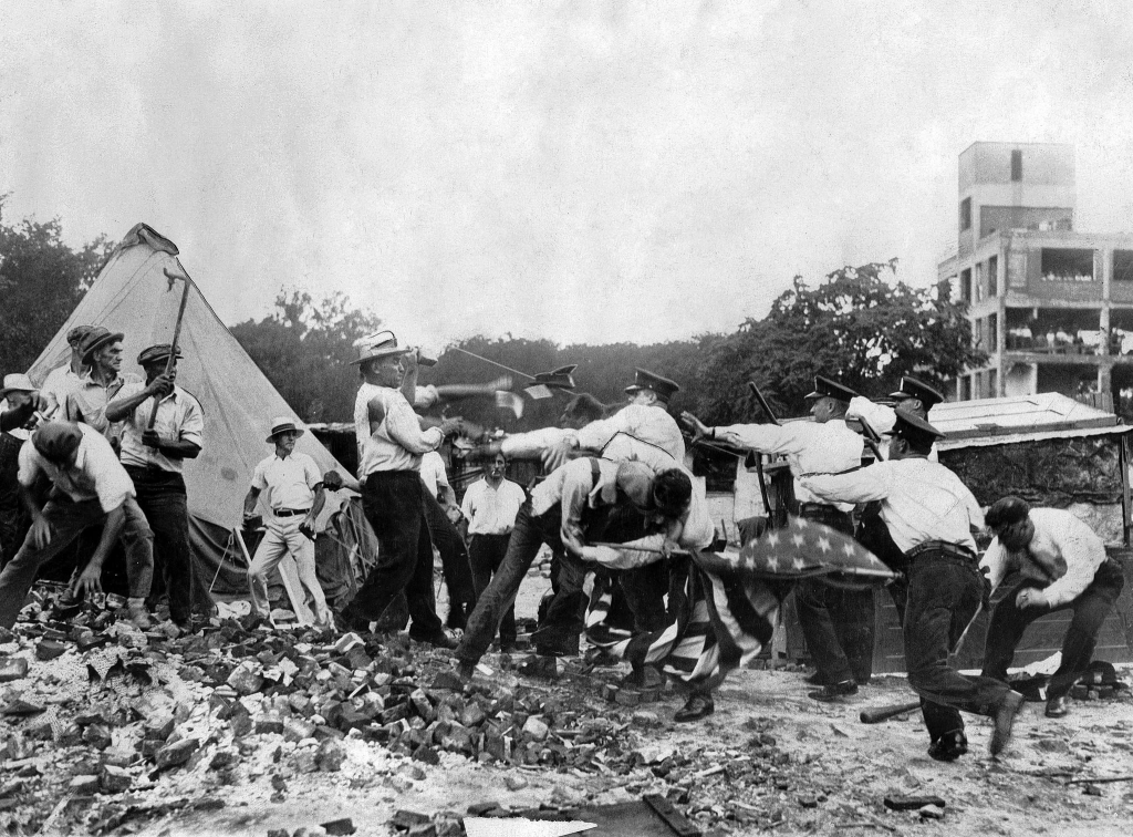 wrkclasshistory's tweet photo. #OtD 28 Jul 1932 the US government sent in the army to attack WWI vets and their families with tanks, fixed bayonets, teargas and sabres, killing three, when vets marched demanding wartime bonuses they were promised. https://t.co/1OlotohOnf https://t.co/1CNpydbNXW