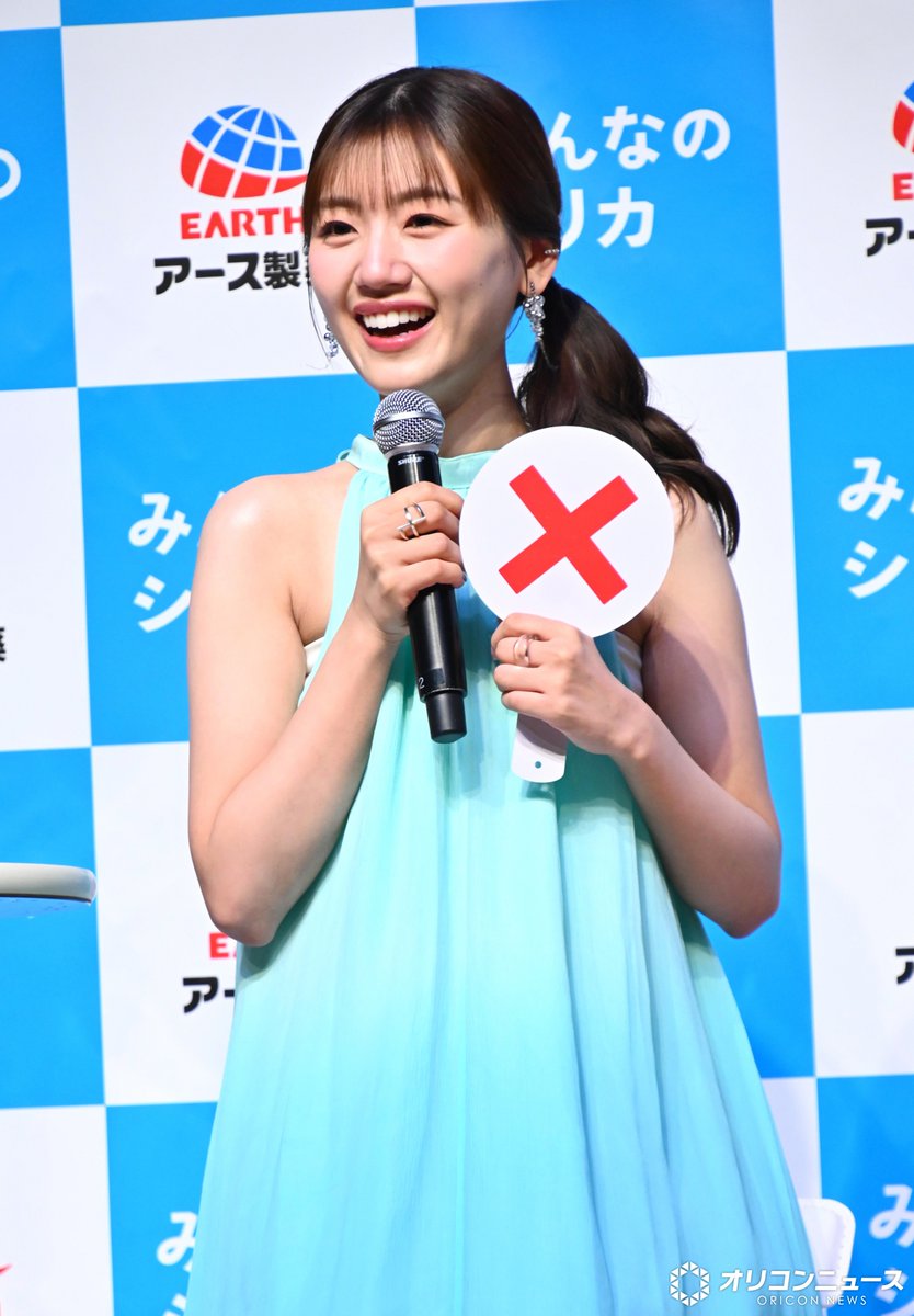 oricon's tweet photo. 元日向坂46佐々木美玲「ウォーターです！」 
水色ワンピース＆雫型ピアスで登場✨️
“みーぱん節”も飛び出す
https://t.co/xLMrLBmUEo

アース製薬「みんなのシリカ」新製品発表会
マヂカルラブリーと登壇

@MireiSasaki_MG https://t.co/jo3Fkh7eFG