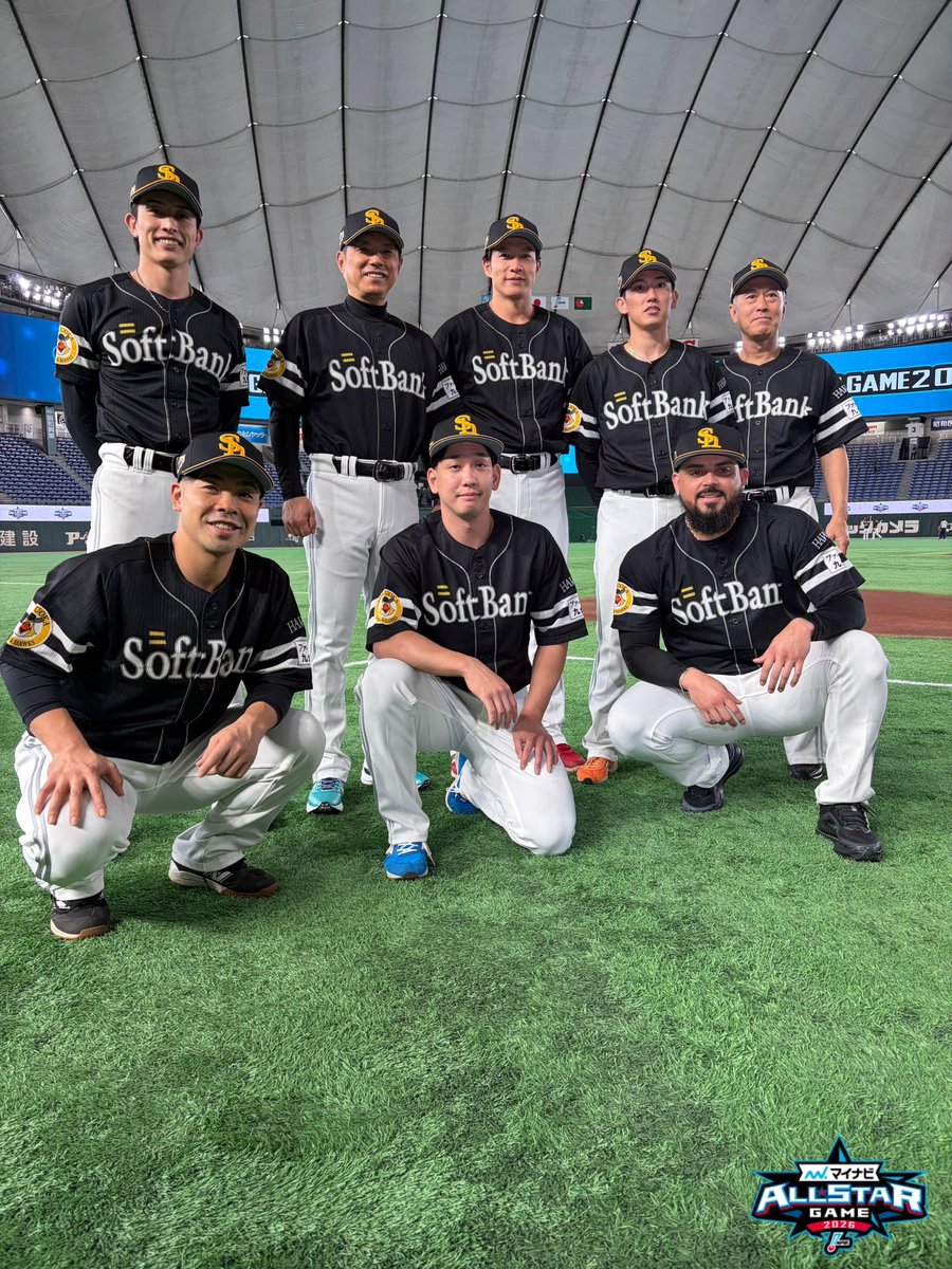 HAWKS_official's tweet photo. 今年はこちらのメンバーでオールスターを戦います⚾️

#栗原陵矢 選手はフラッシュがまぶしかったらしいです🤔

#マイナビオールスター #sbhawks https://t.co/B6neyUJSY2
