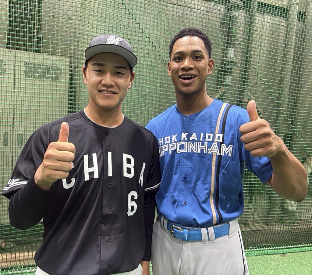 chibalotte_pr's tweet photo. 大学ジャパンで一緒だった #万波中正 選手と。
#西川史礁 選手が「同い年の選手がいないんですよー」と寂しがっていたところ、話しかけてくれました。
#chibalotte #広報 #lovefighters https://t.co/UO3otJPOJr