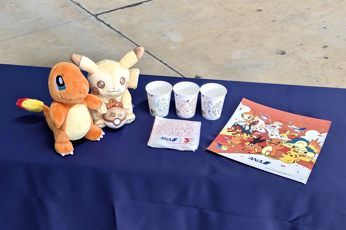 ikarosairline's tweet photo. あすから就航するANAの「ポケモンジェット 赤」のお披露目イベントが、羽田空港で開催されています。
機体にはピカチュウのほか、歴代ほのおタイプのパートナーポケモンたちが描かれています。機内ももちろん特別仕様！⚡️🔥
Photo：Yoshioka Atsushi https://t.co/88QagFT7Kv