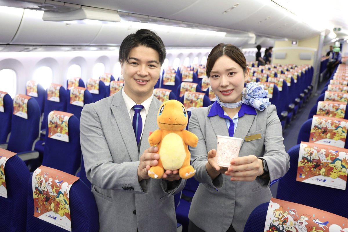 ikarosairline's tweet photo. あすから就航するANAの「ポケモンジェット 赤」のお披露目イベントが、羽田空港で開催されています。
機体にはピカチュウのほか、歴代ほのおタイプのパートナーポケモンたちが描かれています。機内ももちろん特別仕様！⚡️🔥
Photo：Yoshioka Atsushi https://t.co/88QagFT7Kv