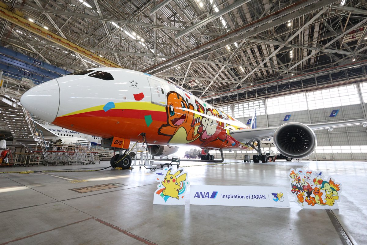 ikarosairline's tweet photo. あすから就航するANAの「ポケモンジェット 赤」のお披露目イベントが、羽田空港で開催されています。
機体にはピカチュウのほか、歴代ほのおタイプのパートナーポケモンたちが描かれています。機内ももちろん特別仕様！⚡️🔥
Photo：Yoshioka Atsushi https://t.co/88QagFT7Kv