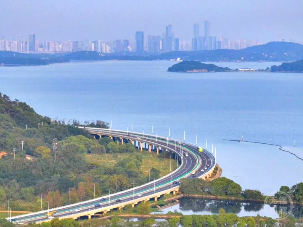 WuxiDailyICC's tweet photo. Summer evening breezes carry floral fragrance. Crowds gather at MixC west platform to admire Lihu Lake’s orange sunset at dusk.

#WuxiLife #LihuLake #WuxiSunset #SummerVibes #CityView https://t.co/lhvCNCA1XI