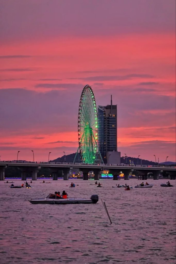 WuxiDailyICC's tweet photo. Summer evening breezes carry floral fragrance. Crowds gather at MixC west platform to admire Lihu Lake’s orange sunset at dusk.

#WuxiLife #LihuLake #WuxiSunset #SummerVibes #CityView https://t.co/lhvCNCA1XI