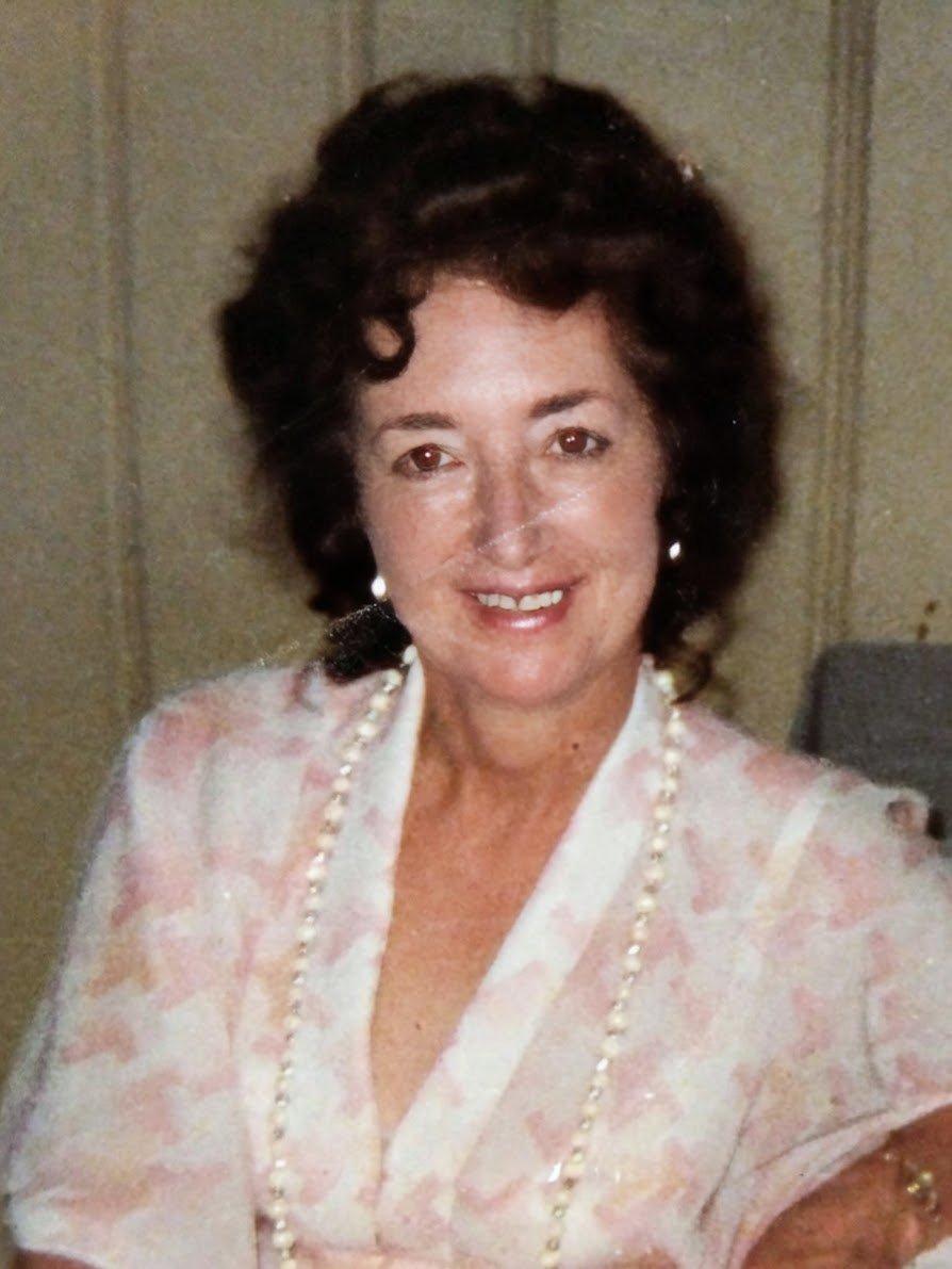 iamveebeck's tweet photo. @Irina_exh Actually mom even wore her hair that way most of her life https://t.co/r11NMDPGqq