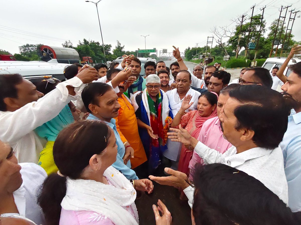 AlamTauquirJNU's tweet photo. यूपी, रामपुर के रास्ते में प्रभारी, उत्तर प्रदेश कांग्रेस एवं राष्ट्रीय अध्यक्ष-अनुसूचित जाति विभाग, AICC श्री राजेंद्र पाल गौतम जी के साथ—-हापुड़ में कार्यकर्ताओं द्वारा जोरदार स्वागत संवाद।
@INCIndia @INCUttarPradesh https://t.co/IruEOFvEPx