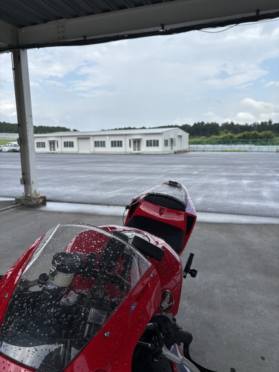 Hel1X290's tweet photo. 夏は走らない方がいいですよ
下痢雷雨⛈️ https://t.co/B0IEPs1vHY