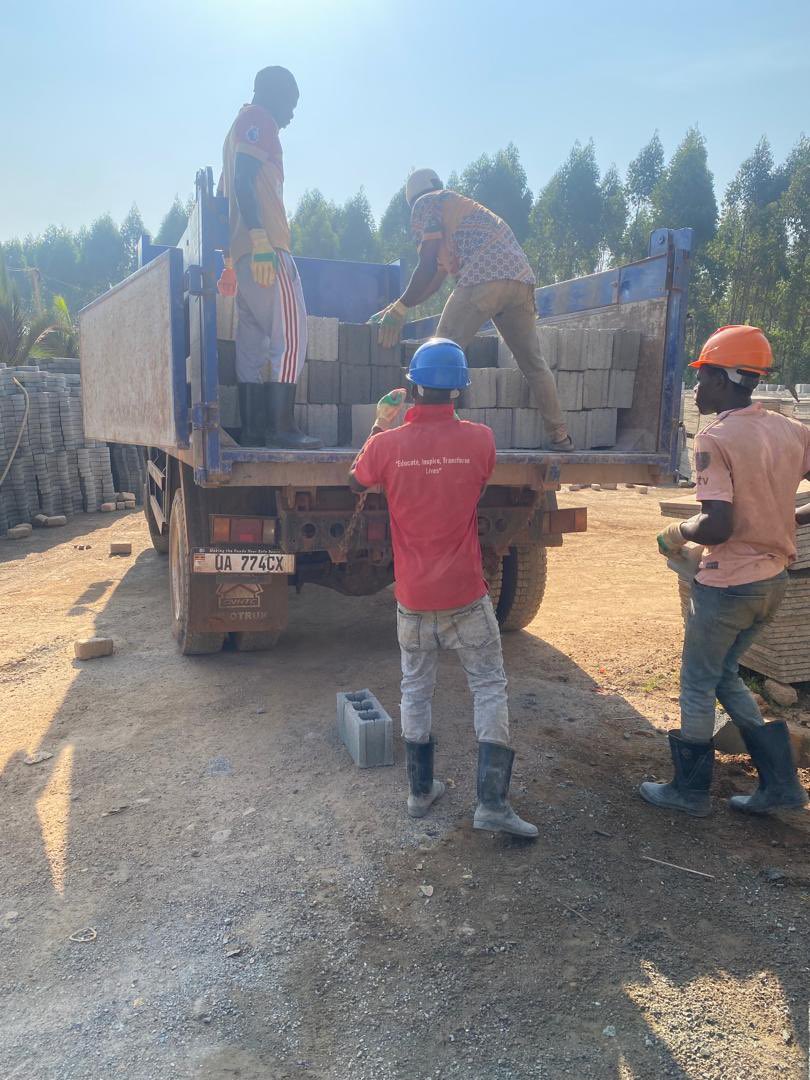Thecapitalevang's tweet photo. #DicapitaleBuilds Project Highlights
DAY 208/365
📍Loading more Concrete Blocks for the ongoing Fencing Project.
Client; Serious Local in Mukono.
Ready to build with us @peacofmindpack
📧 build@peaceofmindpackage.com
🌐 https://t.co/L3A0AMmpPM
👉Focus. Precision. Delivery👈
#Peaceofmindpackage #DiasporaBuilder #TuoConstruction