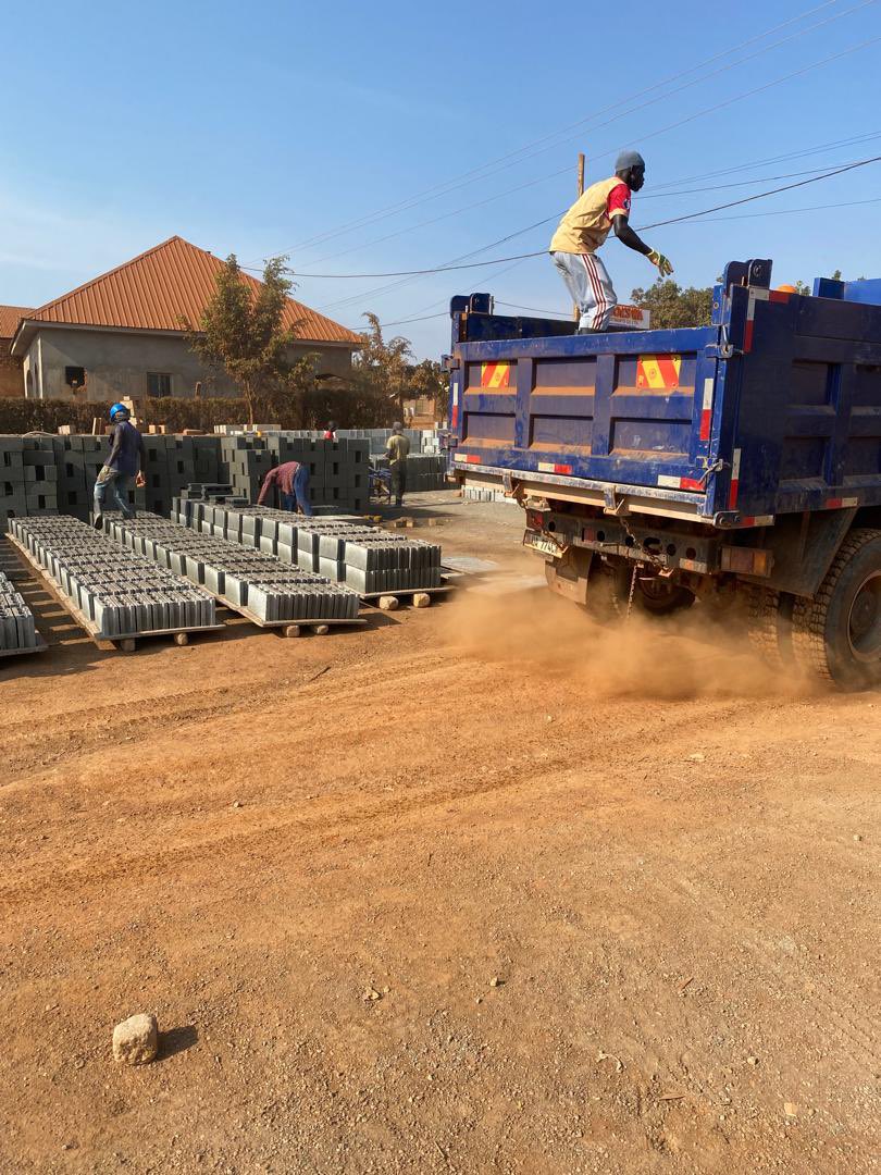 Thecapitalevang's tweet photo. #DicapitaleBuilds Project Highlights
DAY 208/365
📍Loading more Concrete Blocks for the ongoing Fencing Project.
Client; Serious Local in Mukono.
Ready to build with us @peacofmindpack
📧 build@peaceofmindpackage.com
🌐 https://t.co/L3A0AMmpPM
👉Focus. Precision. Delivery👈
#Peaceofmindpackage #DiasporaBuilder #TuoConstruction