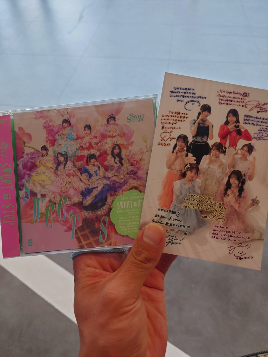 fuzedade151648's tweet photo. 今回もCD1枚チャレンジしました
結果ポストカードでした笑笑
私の前の人が5枚引いてラストで
A賞当ててました😭
何か複雑なキ・モ・チ😱😱 https://t.co/yMz1pSMNlL