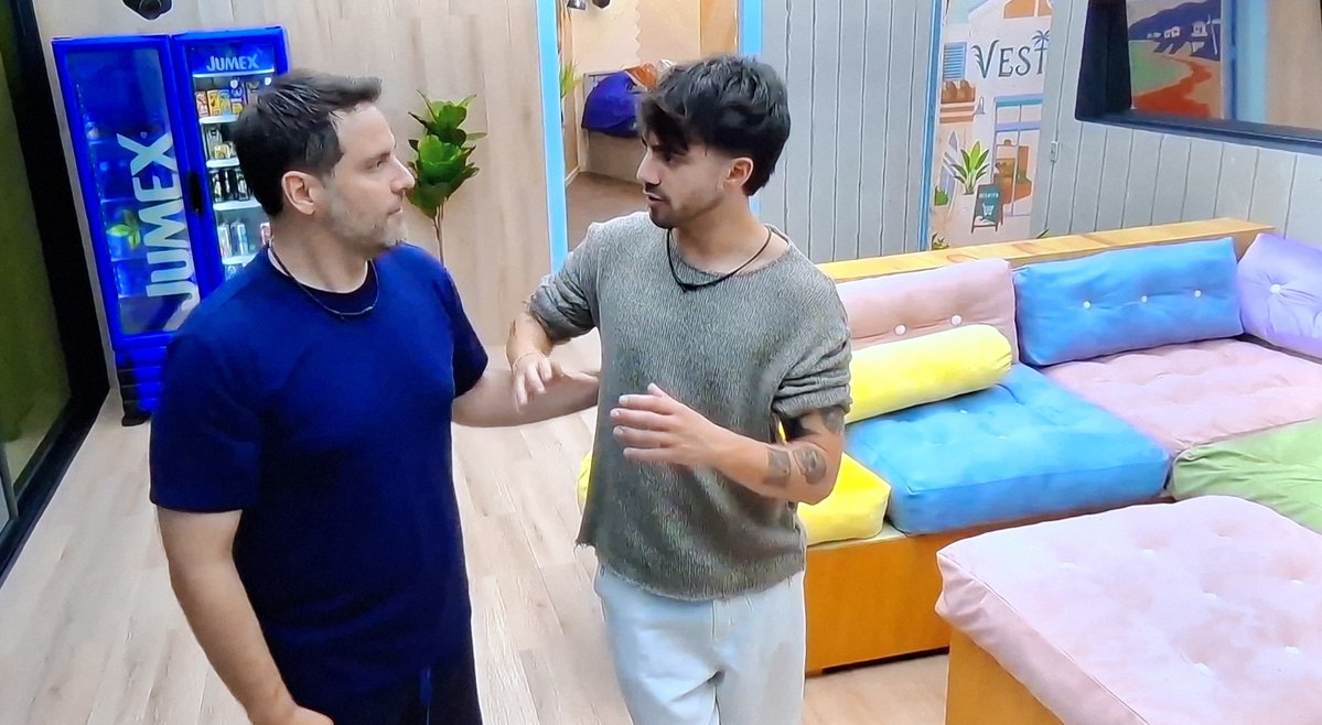 neoluvies's tweet photo. alguien puede pensar en el corazoncito de memo cuando se entere que Fede es el infiltrado 
#LaCasaDeLosFamososMx https://t.co/zrtOgmLkTi