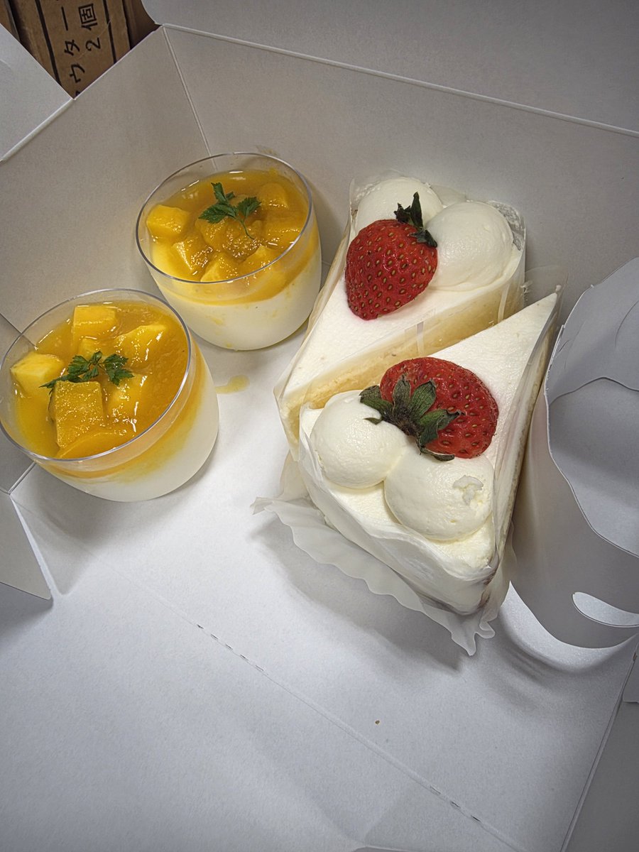 haseshi2's tweet photo. 職場のスタッフと自分にケーキ買ってきた🎂 https://t.co/sUhcAecnr4