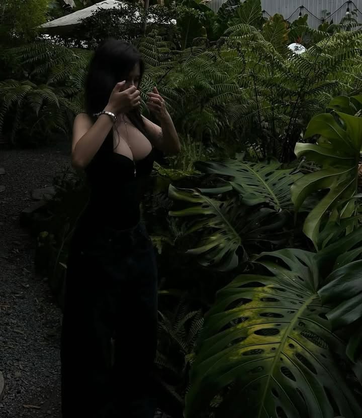VeronikaStnt's tweet photo. my capacity for small talk has officially peaked at zero for the week. let's just sit in silence until the internal monologue settles down. 😶 https://t.co/APBpqbeQGR