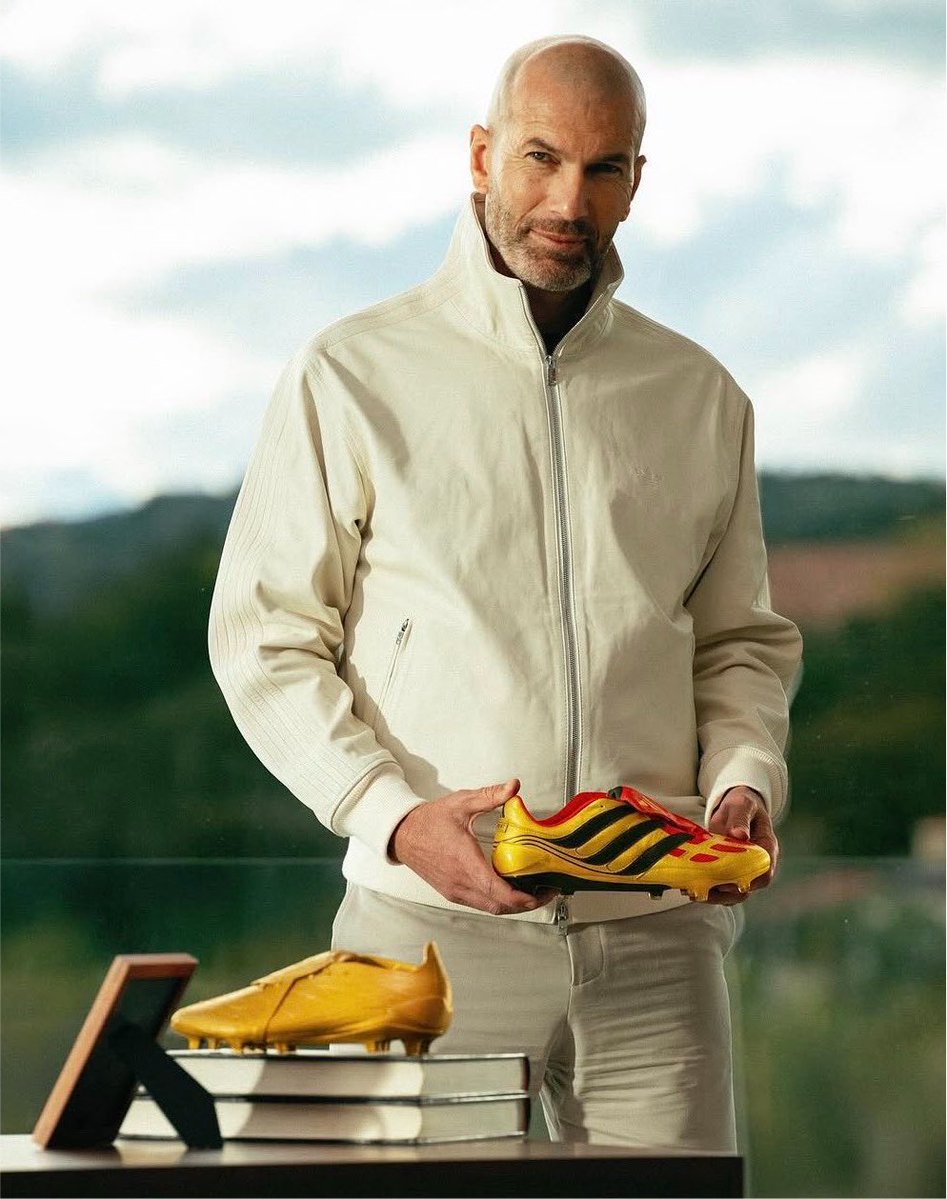 _BeFootball's tweet photo. 🚨 Malgré son statut d’ICONE ADIDAS DEPUIS 1996, ON DEVRAIT VOIR ZIDANE ENTIÈREMENT EN NIKE lors de ses conférences de presse ! 👕🇫🇷 

Son contrat Adidas et celui des Bleus avec Nike ne sont pas incompatibles.

Concernant les publicités, Nike n’a pas l’habitude de faire appel aux sélectionneurs de toute façon. 

« 𝗔𝘀𝘀𝗼𝗰𝗶𝗲𝗿 𝗹𝗲 𝗰𝗼𝗮𝗰𝗵 𝗮̀ 𝗱𝗲𝘀 𝗷𝗼𝘂𝗲𝘂𝗿𝘀 𝗽𝗼𝘂𝗿 𝘂𝗻𝗲 𝗰𝗮𝗺𝗽𝗮𝗴𝗻𝗲 𝗽𝘂𝗯𝗹𝗶𝗰𝗶𝘁𝗮𝗶𝗿𝗲 𝗽𝗲𝘂𝘁 𝗲̂𝘁𝗿𝗲 𝗺𝗮𝗹 𝗰𝗼𝗺𝗽𝗿𝗶𝘀. 𝗔̀ 𝗹’𝗲𝘅𝘁𝗲́𝗿𝗶𝗲𝘂𝗿, 𝗰𝗲𝗿𝘁𝗮𝗶𝗻𝘀 𝗽𝗲𝘂𝘃𝗲𝗻𝘁 𝘀’𝗶𝗺𝗮𝗴𝗶𝗻𝗲𝗿 𝗾𝘂𝗲 𝗰’𝗲𝘀𝘁 𝗹𝗲 𝘀𝗲́𝗹𝗲𝗰𝘁𝗶𝗼𝗻𝗻𝗲𝘂𝗿 𝗲𝘁 𝘀𝗲𝘀 𝗰𝗵𝗼𝘂𝗰𝗵𝗼𝘂𝘀 », explique un spécialiste de marketing sportif. 

(@lequipe)
