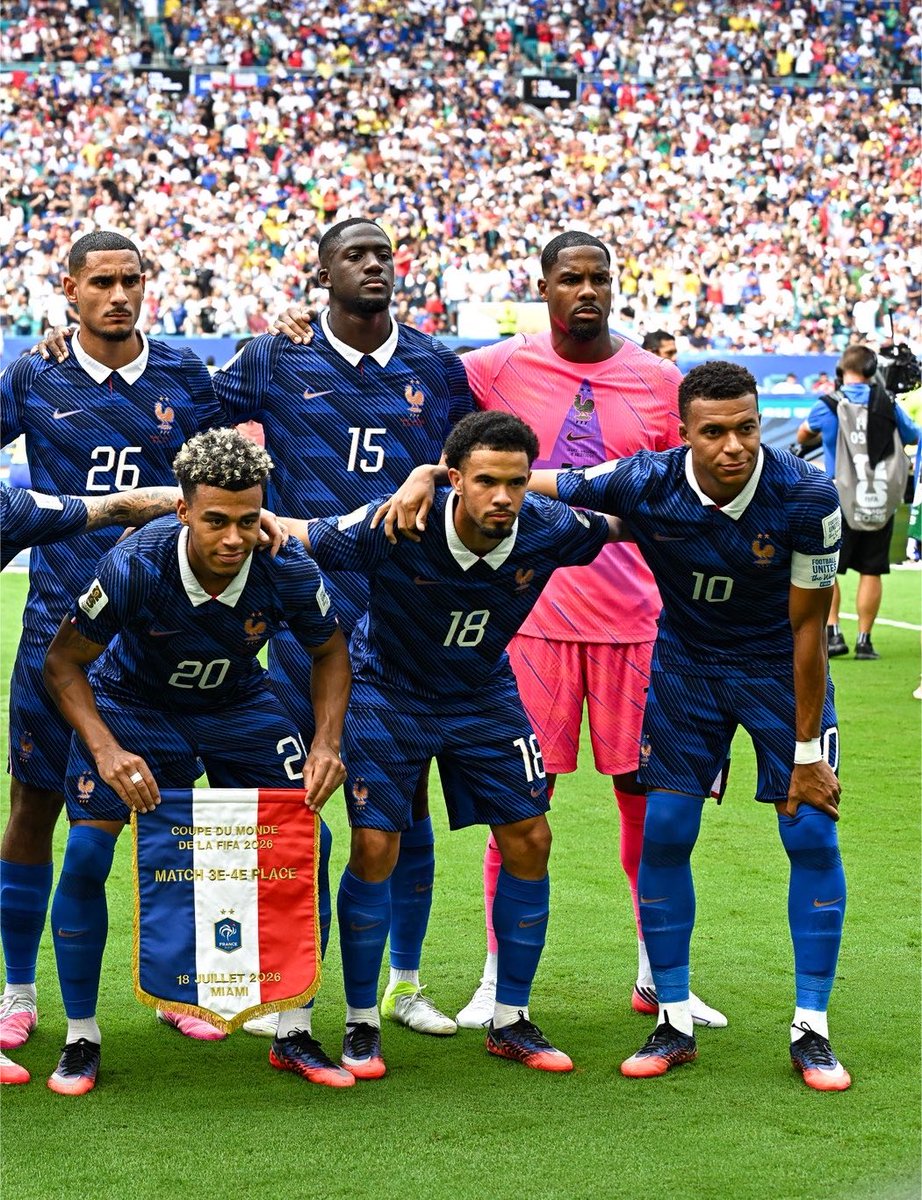 _BeFootball's tweet photo. 🚨 Malgré son statut d’ICONE ADIDAS DEPUIS 1996, ON DEVRAIT VOIR ZIDANE ENTIÈREMENT EN NIKE lors de ses conférences de presse ! 👕🇫🇷 

Son contrat Adidas et celui des Bleus avec Nike ne sont pas incompatibles.

Concernant les publicités, Nike n’a pas l’habitude de faire appel aux sélectionneurs de toute façon. 

« 𝗔𝘀𝘀𝗼𝗰𝗶𝗲𝗿 𝗹𝗲 𝗰𝗼𝗮𝗰𝗵 𝗮̀ 𝗱𝗲𝘀 𝗷𝗼𝘂𝗲𝘂𝗿𝘀 𝗽𝗼𝘂𝗿 𝘂𝗻𝗲 𝗰𝗮𝗺𝗽𝗮𝗴𝗻𝗲 𝗽𝘂𝗯𝗹𝗶𝗰𝗶𝘁𝗮𝗶𝗿𝗲 𝗽𝗲𝘂𝘁 𝗲̂𝘁𝗿𝗲 𝗺𝗮𝗹 𝗰𝗼𝗺𝗽𝗿𝗶𝘀. 𝗔̀ 𝗹’𝗲𝘅𝘁𝗲́𝗿𝗶𝗲𝘂𝗿, 𝗰𝗲𝗿𝘁𝗮𝗶𝗻𝘀 𝗽𝗲𝘂𝘃𝗲𝗻𝘁 𝘀’𝗶𝗺𝗮𝗴𝗶𝗻𝗲𝗿 𝗾𝘂𝗲 𝗰’𝗲𝘀𝘁 𝗹𝗲 𝘀𝗲́𝗹𝗲𝗰𝘁𝗶𝗼𝗻𝗻𝗲𝘂𝗿 𝗲𝘁 𝘀𝗲𝘀 𝗰𝗵𝗼𝘂𝗰𝗵𝗼𝘂𝘀 », explique un spécialiste de marketing sportif. 

(@lequipe)