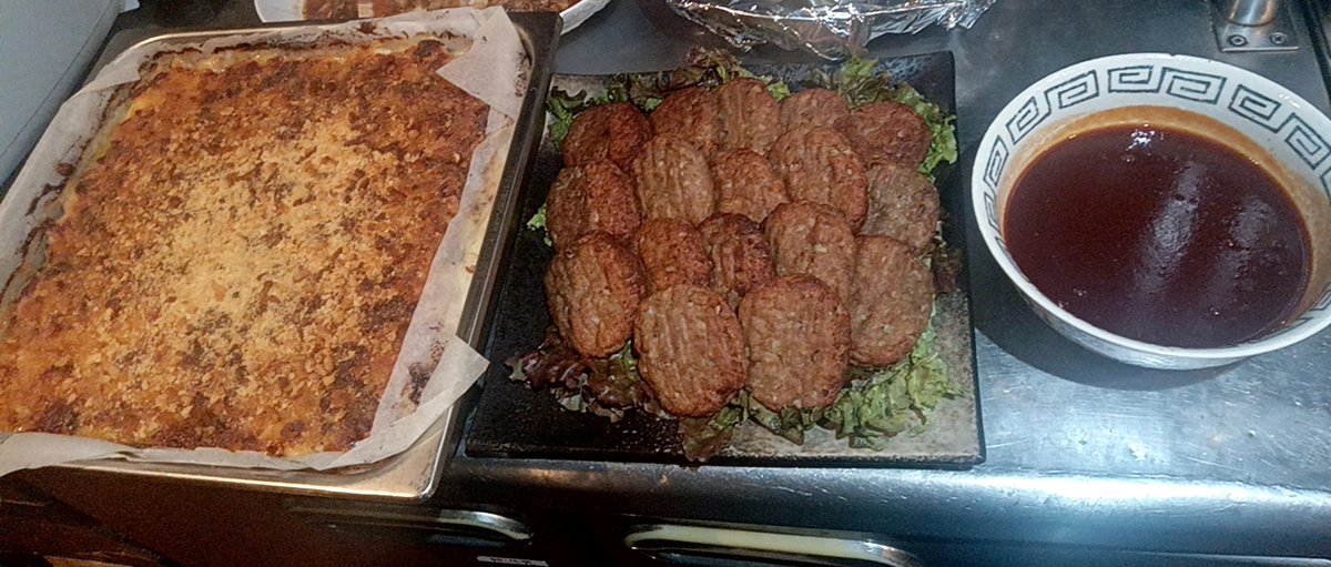 Re_Drown's tweet photo. 渋谷の現場にて本日のまかない。

・ポテチキグラタン
・ハンバーグ＆自家製デミグラスソース https://t.co/Z6yHkojDki