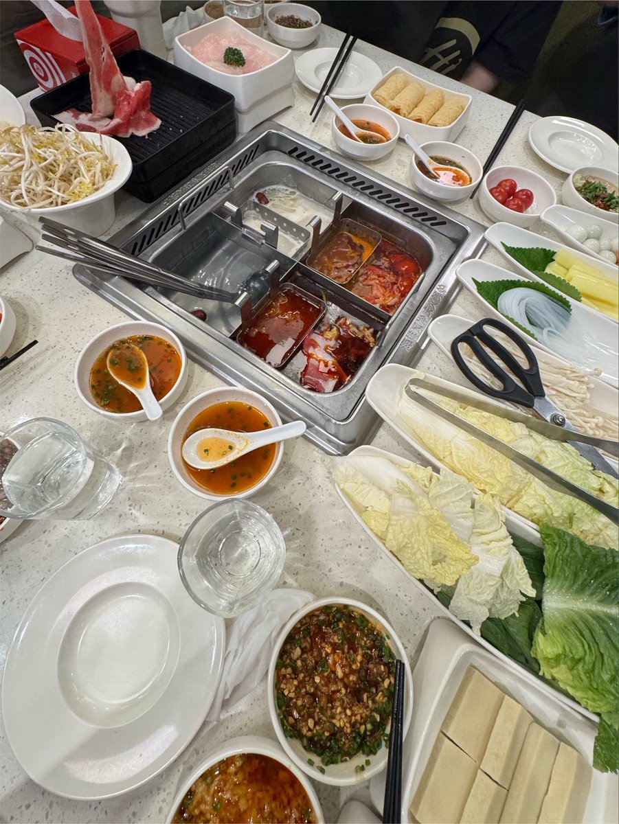 roqortnz's tweet photo. 걸스나잇하다가 단명할게 분명함 https://t.co/2lYfUdjF2z