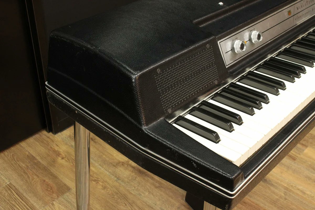 1484_shinjuku's tweet photo. #WURLITZER 200A
こちらの個体は非常に状態が良い個体です!
1981-82年製と思われる1台。背面にWURLITZERロゴが取り付けられている最終形に近いモデルです。
年代考慮するととてもきれいな状態で、クリアで煌びやかなサウンドはRHODESに近い印象を受けます。これから弾き込んでいただきたい1台です。 https://t.co/8HxaeW6dQb