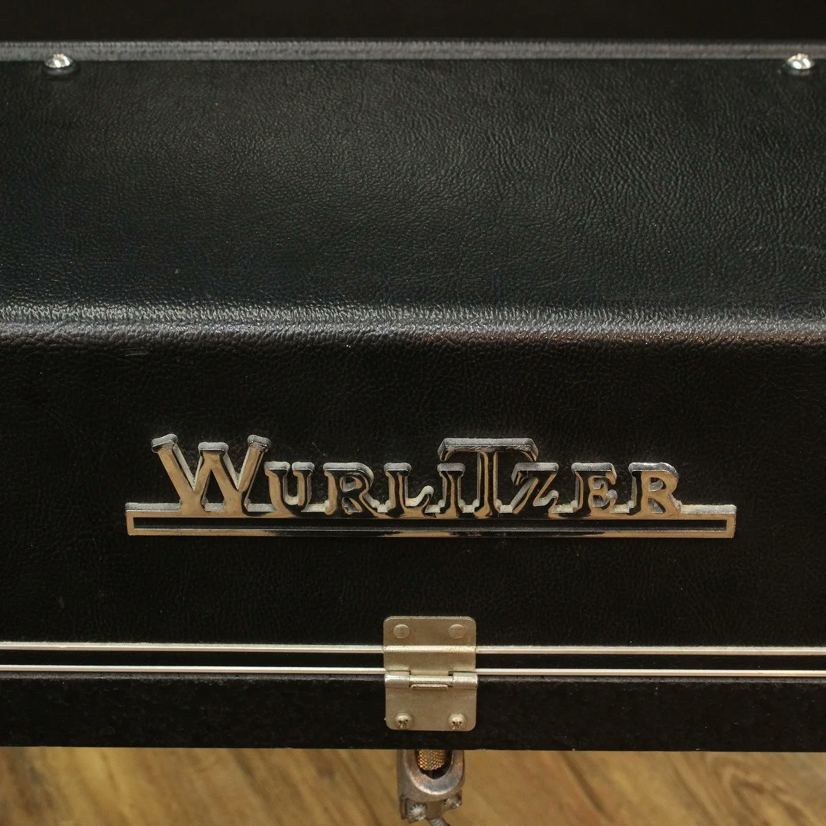 1484_shinjuku's tweet photo. #WURLITZER 200A
こちらの個体は非常に状態が良い個体です!
1981-82年製と思われる1台。背面にWURLITZERロゴが取り付けられている最終形に近いモデルです。
年代考慮するととてもきれいな状態で、クリアで煌びやかなサウンドはRHODESに近い印象を受けます。これから弾き込んでいただきたい1台です。 https://t.co/8HxaeW6dQb