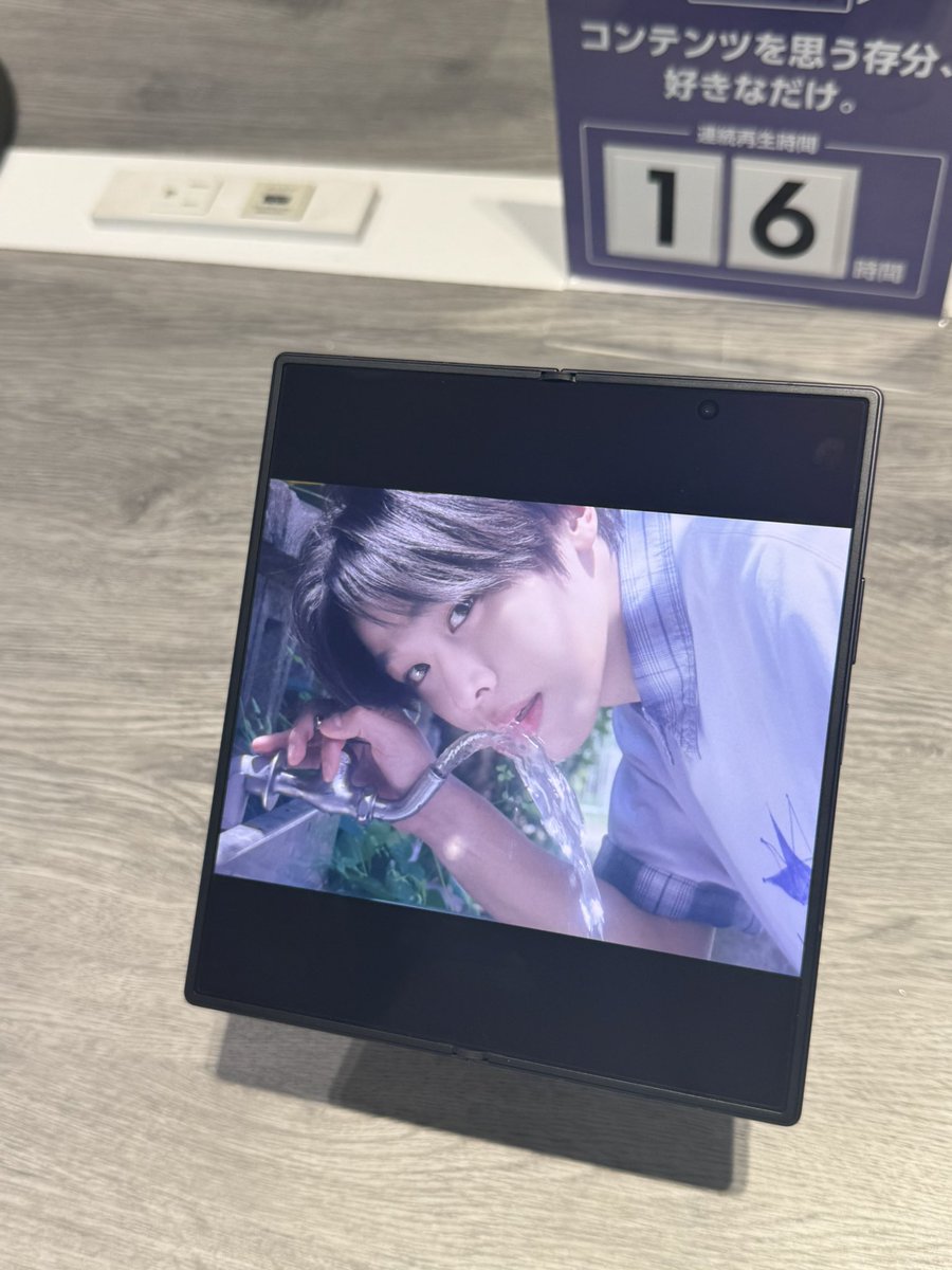 grn2i_'s tweet photo. GALAXY行ってきた〜♩
綺麗なのは知っていたけれど実際に見てみると想像の何倍も綺麗でオタクの大好きな水飲みりも大画面で綺麗に見えた🤩

#GalaxyHarajuku
#GalaxyZFold8
#折りたたみスマホならSamsungGalaxy
#NCTWISH https://t.co/pnyoSqjooy