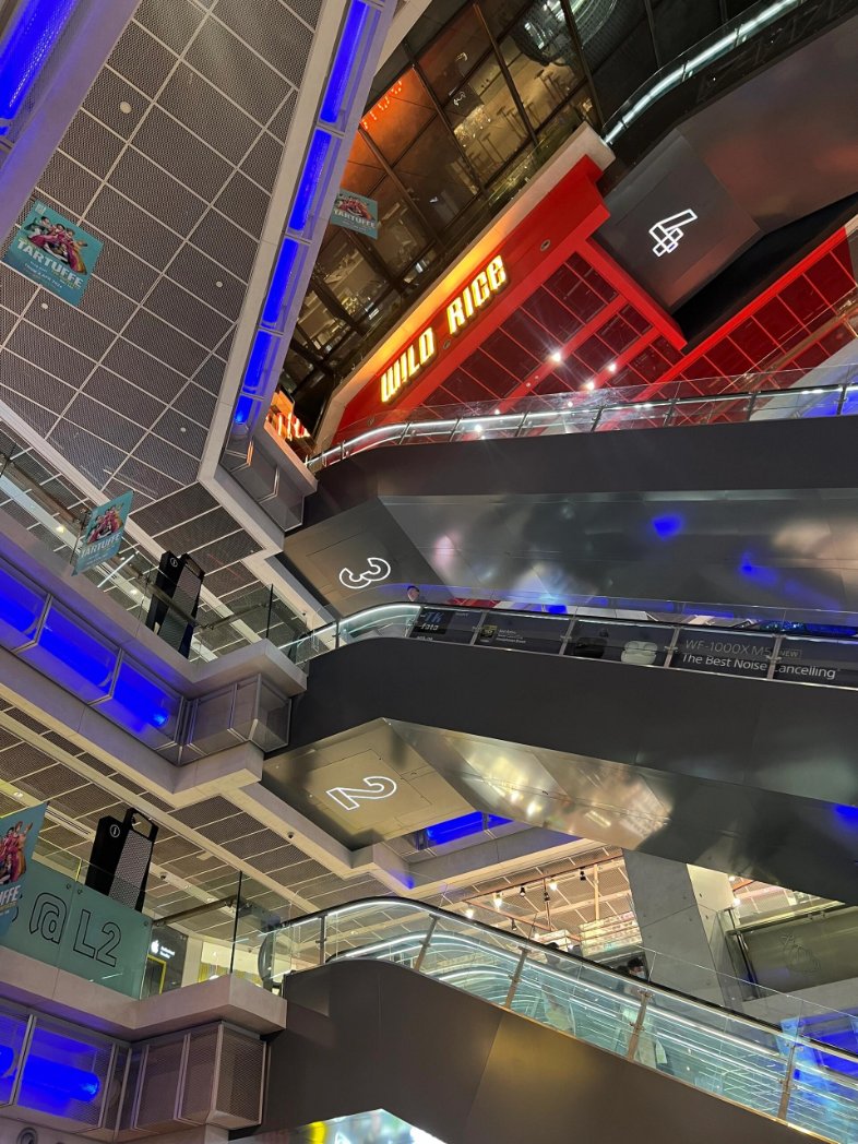 Ethereaimist's tweet photo. Endless floors and countless goods mall check-in for today wandering around is so calming but shopping’s my main priority https://t.co/s0ao7s7VAH