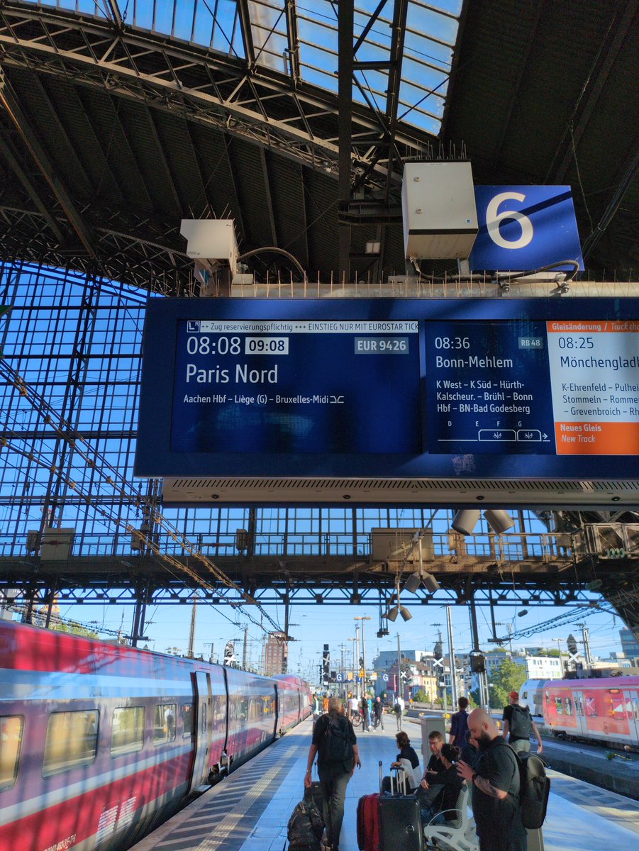 dadicool's tweet photo. Crazy - train just showed up 40mins earlier than the delayed departure time - the signs still indicate the delayed departure time. What a circus... @Eurostar 

I feel bad for people who trusted the displays (and the announcement that was made 5 mins ago!) and grabbed coffee while waiting ...