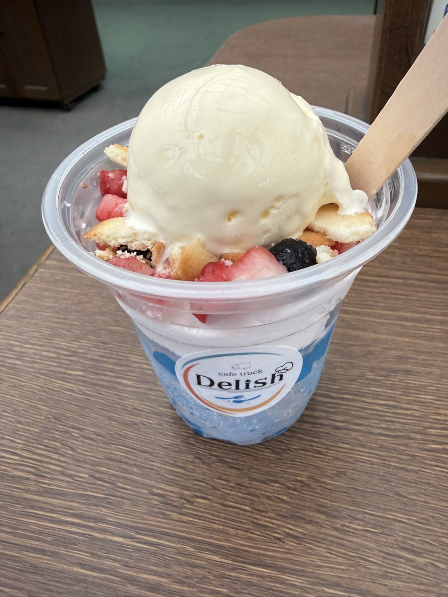 thNOeSIS25's tweet photo. ざいちゃんが買いに来てたブルーハワイのパフェ氷食べた https://t.co/6MvFOK5A5z