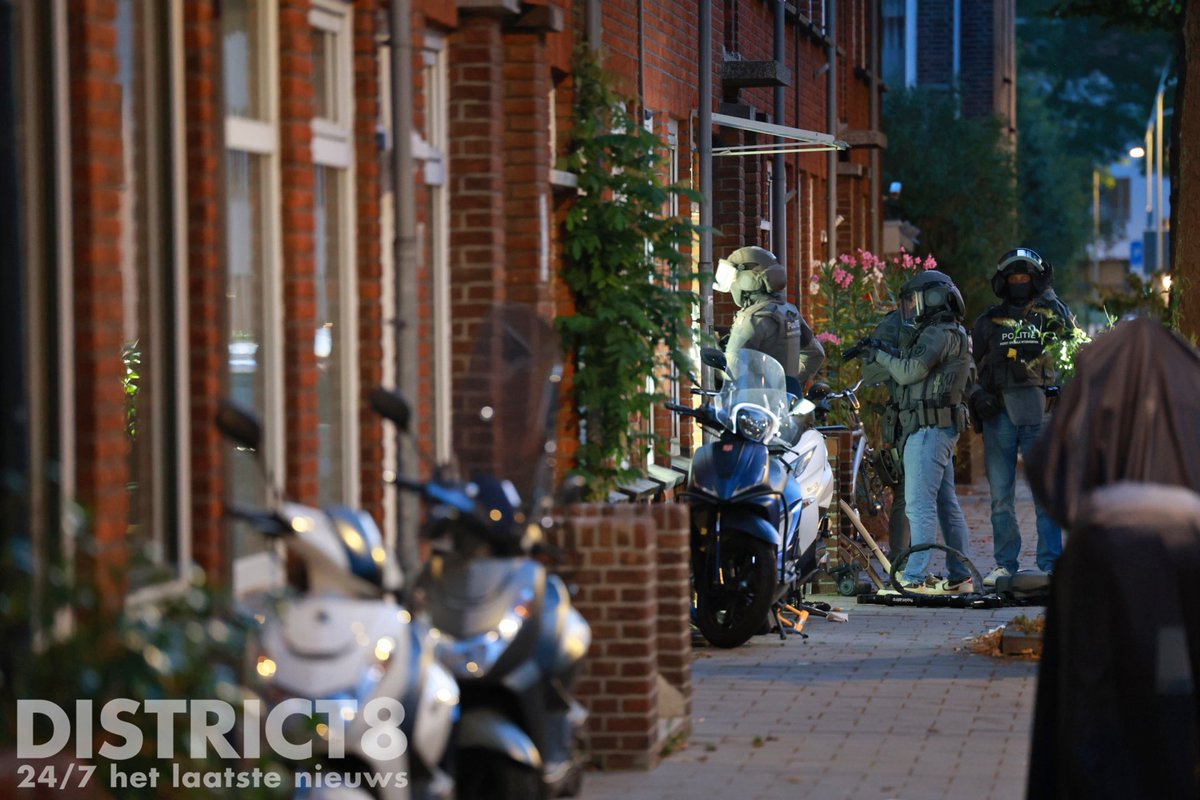 Politie-inval in woning aan Van Ruysbroekstraat in Den Haag