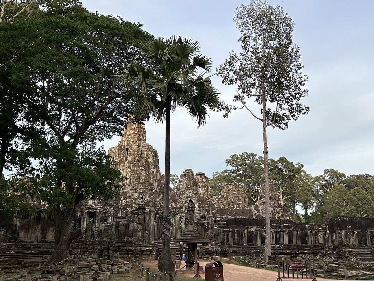 ToAsiaTravel2's tweet photo. カンボジア世界遺産アンコールワット・アンコール遺跡群🇰🇭広い遺跡サイト内は木陰をつくる木々に囲まれ、アスファルトの車道以外は赤土や砂地のままの小径もちらほらと残っています。意外に酷暑の日本より涼しいかも⁉️石造りの遺跡の中も少し冷んやりと感じられます🛕 https://t.co/DDXT7axN6I https://t.co/NLsiAfZAzL