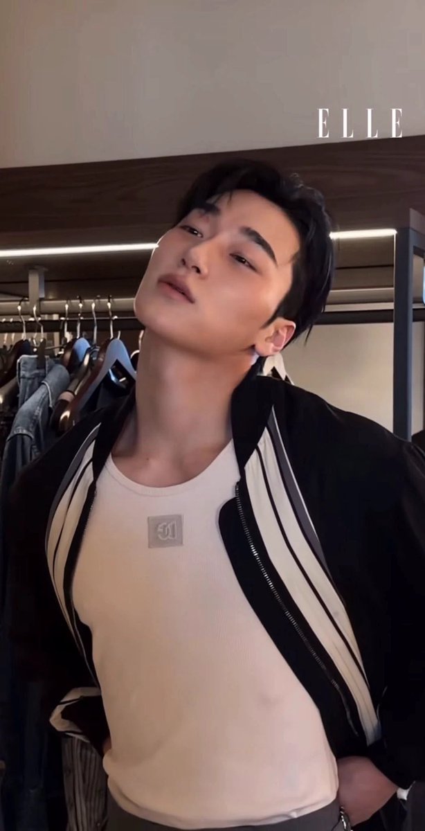 idgafbitchstfup's tweet photo. ซาน ยูเป็นสแตนดาดใหม่ในชีวิตไอ หนุ่มตี๋ยิ้มหวานหุ่นล่ำบึก ผิวแทนโหด ๆ หน้าตาเสี่ยหนุ่มหล่อ เหมือนนักธุรกิจหนุ่มจีนเกาหลีฮ่องกงมาเก๊า แถมมีบ้านอยู่ทะเลสาบโคโม ว่าง ๆ ก็ขับรถไปโมนาโก จิบไวน์ที่อิตาลี ว่าง ๆ ก็ไปนั่งฟร้อนโรวแฟชั่นวีค https://t.co/o8ac8CJETG