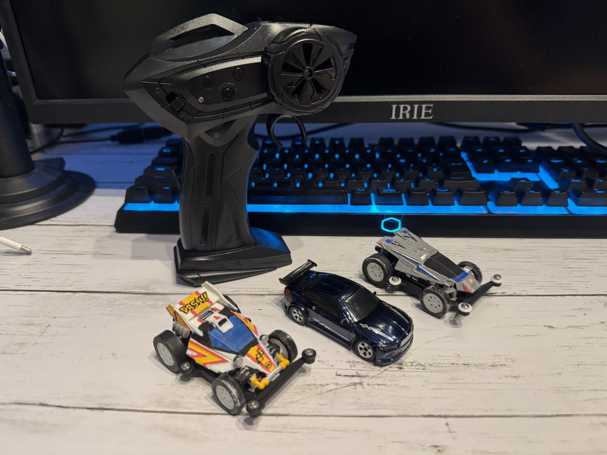 halfmini4wd's tweet photo. ドリフトラジコン２千円台だった割には動きもめっちゃイイ！
サイズもミニミニ四駆とほぼ一緒だから何とかなりそうな予感o(^-^)oﾜｸﾜｸ

#ドリフトRC #ダッシュ1号エンペラー #ミニミニ四駆 https://t.co/lyPjSCeKYI