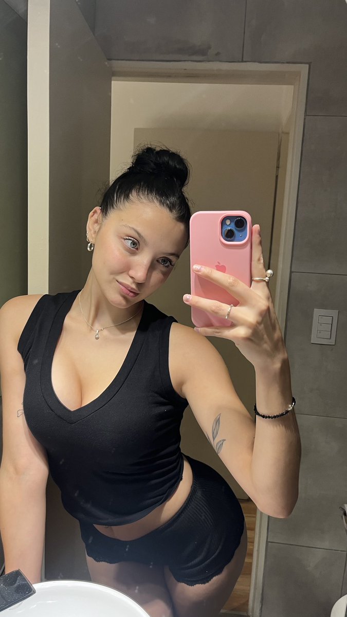milliezonee's tweet photo. the mirror said ”post before you get shy” https://t.co/XZPkHWG6iK