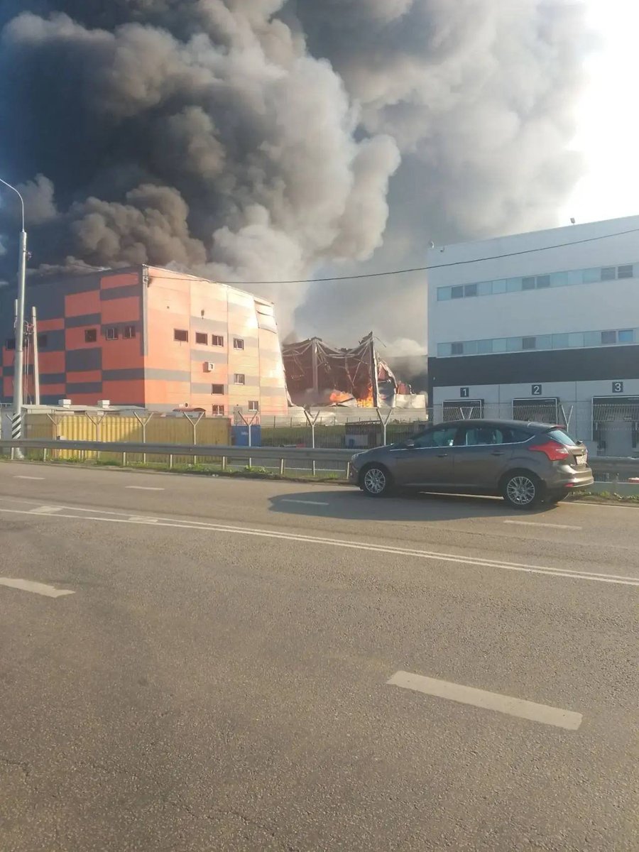 kreuvaz's tweet photo. Koledino again.

Today’s fire is in Novokoledino, a village in the Podolsk urban district (formerly part of the Lagovskoye rural settlement) that also hosts a large logistics complex.

According to fresh video and reports, this is the site where Wildberries is said to have consolidated the inventory that survived the July 20 fire at its main Koledino hub — the company’s single largest facility (over 200,000 m²).  

The claim has not yet been independently confirmed, but it matches the pattern Wildberries followed after the July 24 strike in St. Petersburg, when salvaged stock from Utkina Zavod was redistributed the same way.

If accurate, this is not simply “another warehouse.” It would be a second hit on inventory that had already survived one strike — concentrating the loss rather than dispersing it.

No official confirmation yet on the scale of damage, casualties, or any statement from the company.