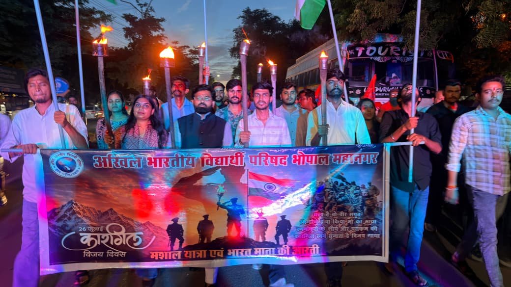 ABVPVoice's tweet photo. अखिल भारतीय विद्यार्थी परिषद, भोपाल महानगर द्वारा कारगिल विजय दिवस के अवसर पर राष्ट्र की रक्षा हेतु अपना सर्वस्व अर्पित करने वाले अमर वीर जवानों के अदम्य साहस, अद्वितीय पराक्रम एवं मातृभूमि के प्रति उनके अटूट समर्पण को नमन करते हुए भावपूर्ण श्रद्धांजलि अर्पित की गई।

इस अवसर पर मशाल यात्रा का आयोजन एवं भारत माता पूजन किया गया। कार्यक्रम में अखिल भारतीय विद्यार्थी परिषद के राष्ट्रीय महामंत्री डॉ. विरेंद्र सिंह सोलंकी मुख्य रूप से उपस्थित रहे।